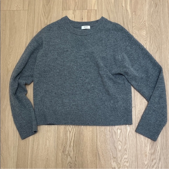 Aritzia 100% Cashmere Charcoal Crew Neck Sweater small - Picture 2 of 7